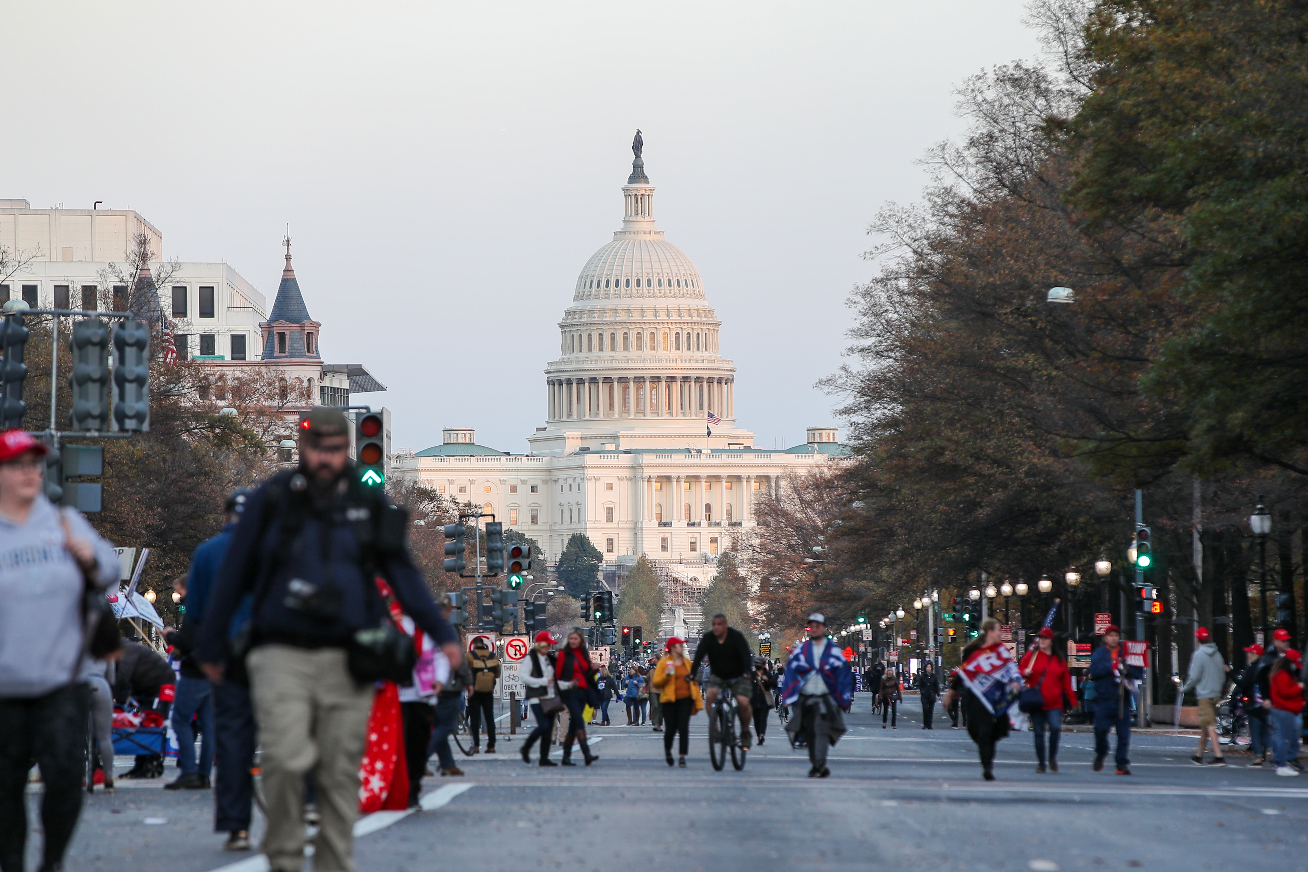  بەوێنە و ڤیدیۆ.. خۆپیشاندانی لایەنگرانی ترەمپ لە واشنتن 